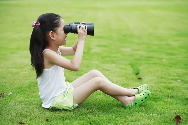 Dívka Hrající Dalekohledem Parku — Stock fotografie
