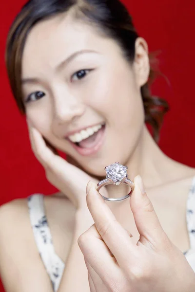 Mulher Mostrando Seu Anel Diamante — Fotografia de Stock