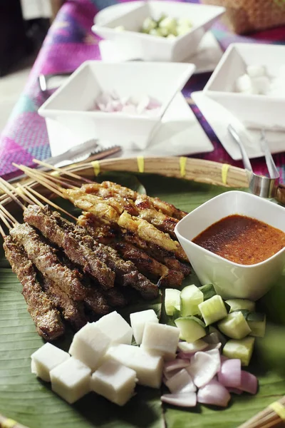 Sate Dengan Saus Kacang Dan Irisan Bawang Dan Mentimun — Stok Foto