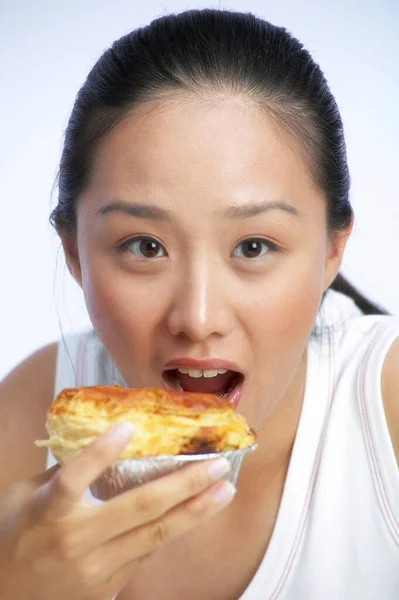 Γυναίκα Τρώει Μια Νόστιμη Γκουρμέ Πίτα — Φωτογραφία Αρχείου