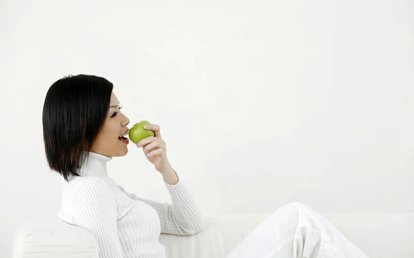 Γυναίκα Έτοιμη Φάει Πράσινο Μήλο — Φωτογραφία Αρχείου