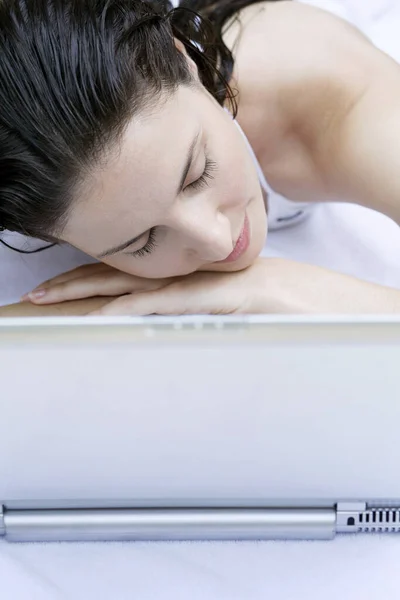 Kobieta Odpoczywająca Przy Basenie Laptopem Obok Niej — Zdjęcie stockowe