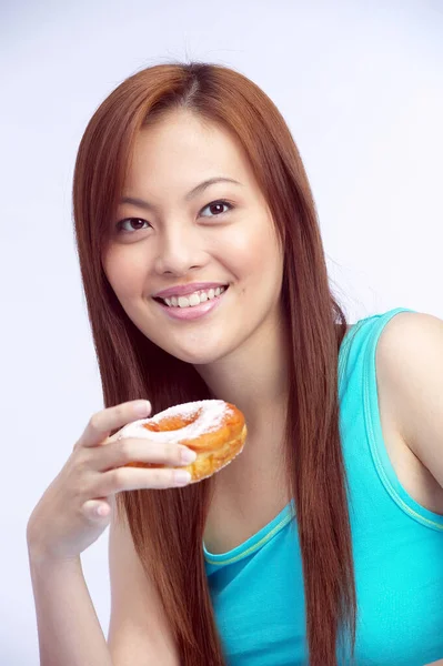 Studioaufnahme Einer Frau Mit Einem Donut — Stockfoto