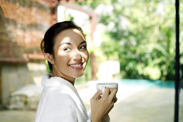 Femme Peignoir Profitant Une Tasse Café — Photo