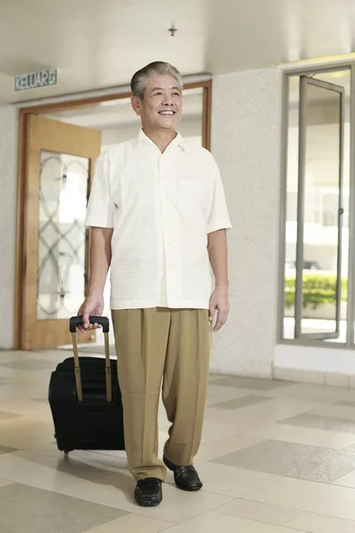 Man Loopt Hotellobby Binnen Met Zijn Koffer — Stockfoto