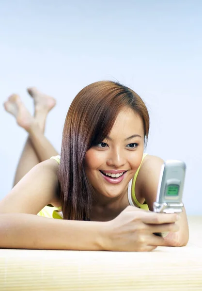 Woman Text Messaging Her Handphone — Stock Photo, Image