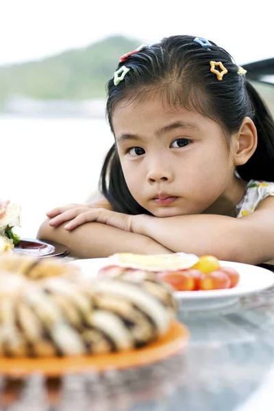 女の子ポーズでザ ピクニックテーブル — ストック写真