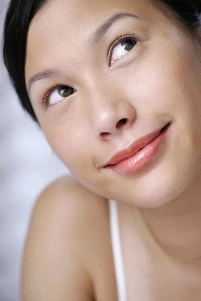 Mujer Sonriendo Mientras Mira Hacia Arriba —  Fotos de Stock