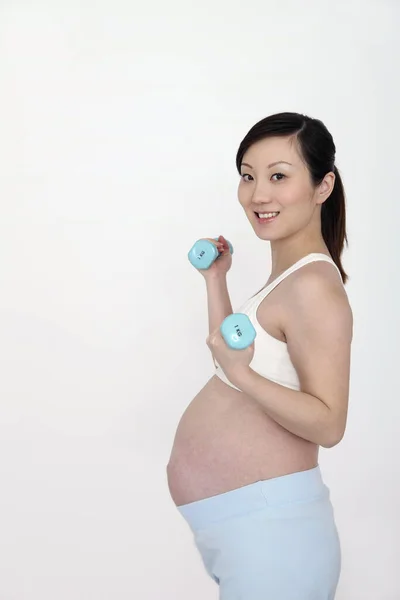 Zwangere Vrouw Tillen Gewichten — Stockfoto