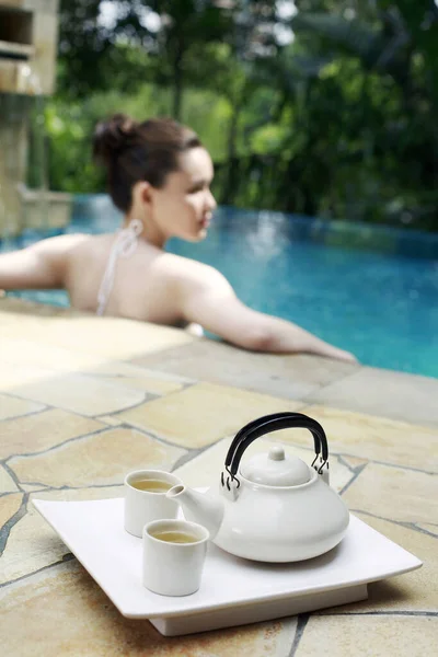 Tetera Tazas Bandeja Mujer Descansando Borde Piscina —  Fotos de Stock