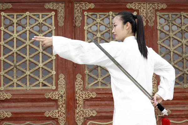 Mulher Praticando Artes Marciais Com Uma Espada — Fotografia de Stock