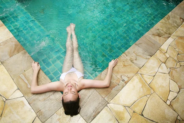 在游泳池里放松的女人 — 图库照片