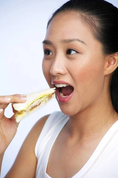 Στούντιο Πλάνο Της Γυναίκας Τρώει Σάντουιτς Για Πρωινό Της — Φωτογραφία Αρχείου