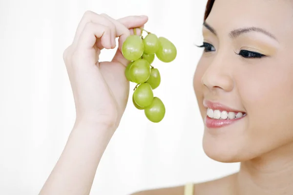 Mujer Joven Mirando Uvas —  Fotos de Stock