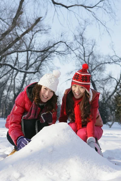 Frauen Spielen Mit Schnee — Stockfoto