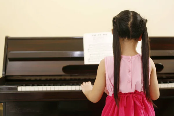 Вид Сзади Девушки Играющей Фортепиано — стоковое фото