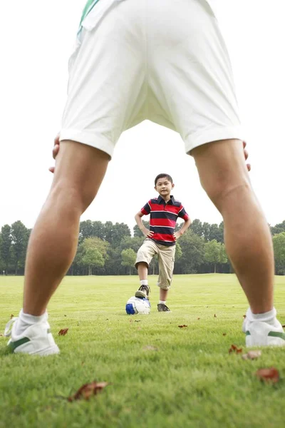 Ojciec Syn Grają Piłkę Parku — Zdjęcie stockowe
