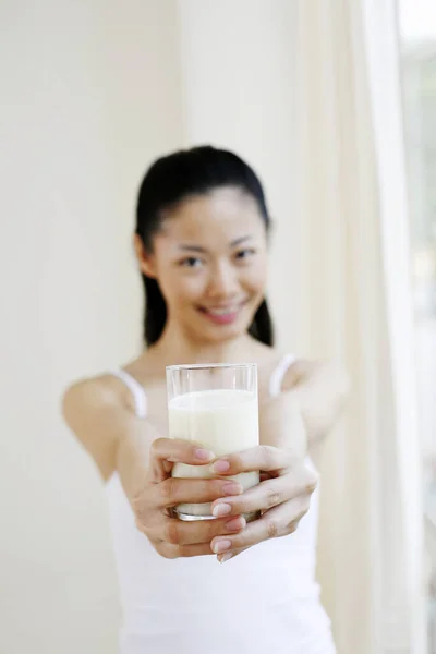 Donna Che Mostra Bicchiere Latte — Foto Stock