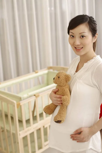 Schwangere Hält Teddybär — Stockfoto