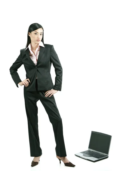Geschäftsfrau Steht Neben Einem Laptop — Stockfoto