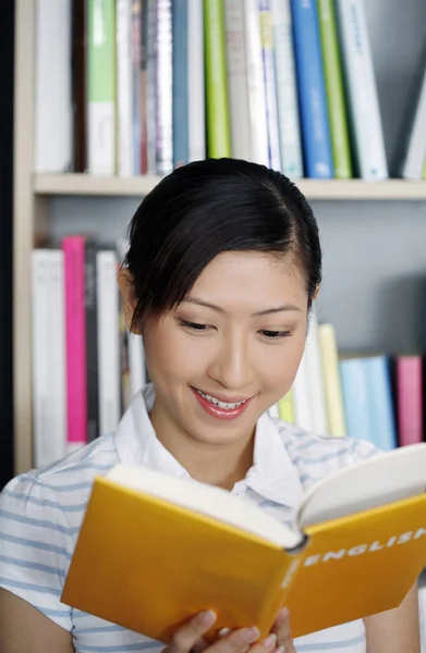 Vrouwelijke Student Leesboek — Stockfoto