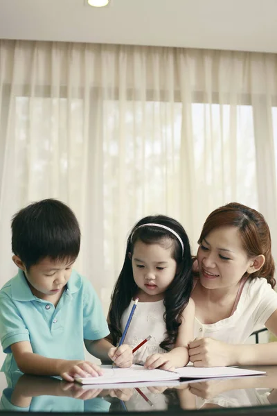 Mère Regardant Ses Enfants Faire Leurs Devoirs — Photo