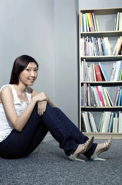 Estudiante Sonriendo Cámara — Foto de Stock