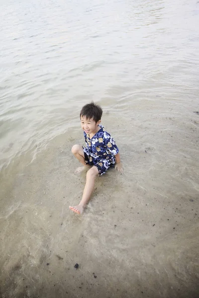 Niño Jugando Con Agua Playa — Foto de Stock