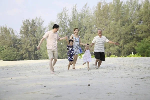 Una Familia Feliz Caminando Mano Playa — Foto de Stock