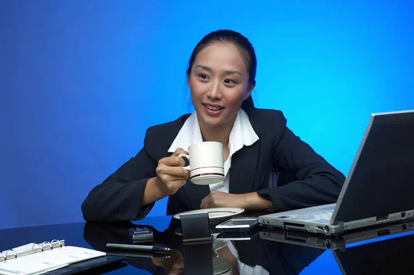 Mujer Negocios Tomando Tiempo Libre Para Tomar Café — Foto de Stock