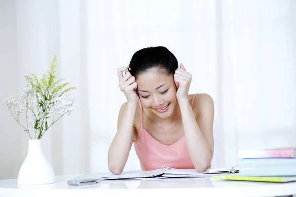 Mulher Sorrindo Durante Leitura — Fotografia de Stock