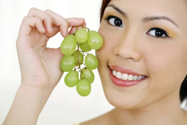 Mujer Posando Con Uvas —  Fotos de Stock