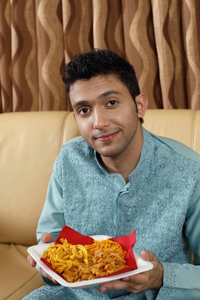Uomo Con Piatto Snack Indiani — Foto Stock