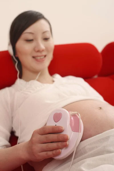 Pregnant Woman Listening Music — Stock Photo, Image