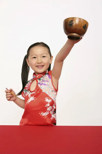 Chica Cheongsam Sosteniendo Tazón Madera Palillos — Foto de Stock