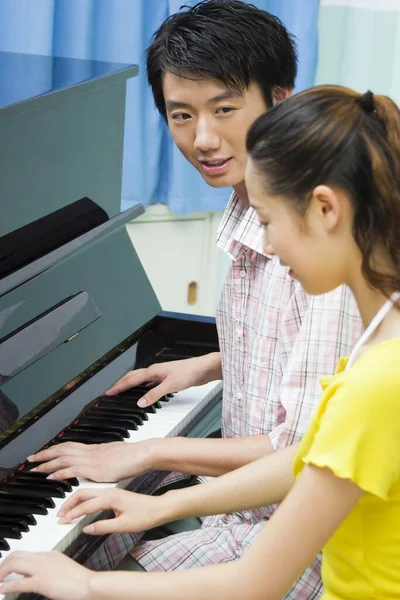 Молодая Пара Играет Вместе Пианино — стоковое фото