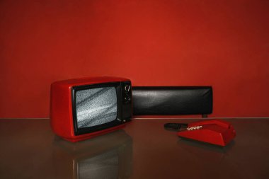 Klasik televizyon ve telefon