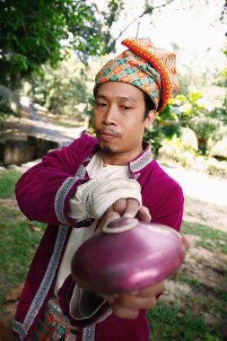 Adam tepeye çıkmaya hazırlanıyor.