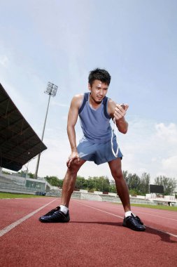 Adam kronometreyle zaman tutuyor.