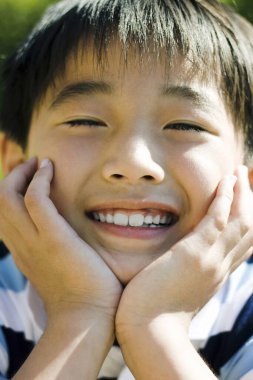 Çocuk kameraya gülümsüyor.