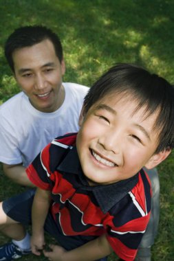 Baba ve oğul parkta.