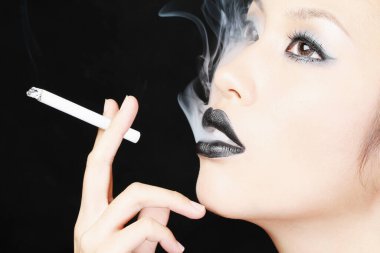 Sigara içen bir kadın, stüdyo fotoğrafı.