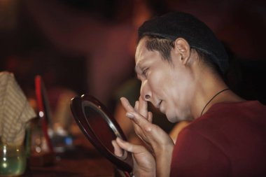 Makyaj uygulayan opera sanatçısı