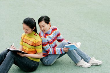 iki kızla birlikte eğitim.