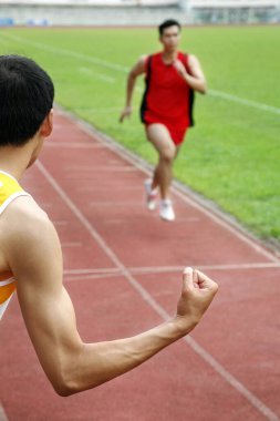 Adam başka bir adam için tezahürat yapıyor