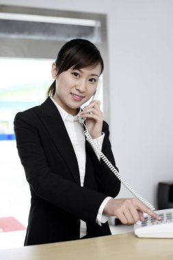 Asyalı kadın çağrıya cevap veriyor