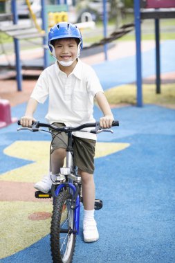 Bisiklete binen Asyalı çocuk