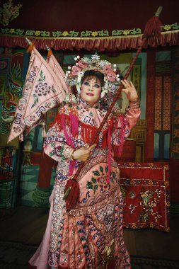 Sahnede poz veren bir opera sanatçısı