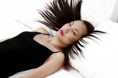 Kadın yatakta uyuyor..