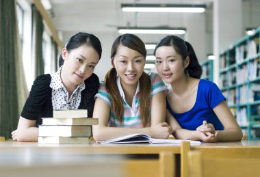 Kütüphanede üç güzel genç bayan.